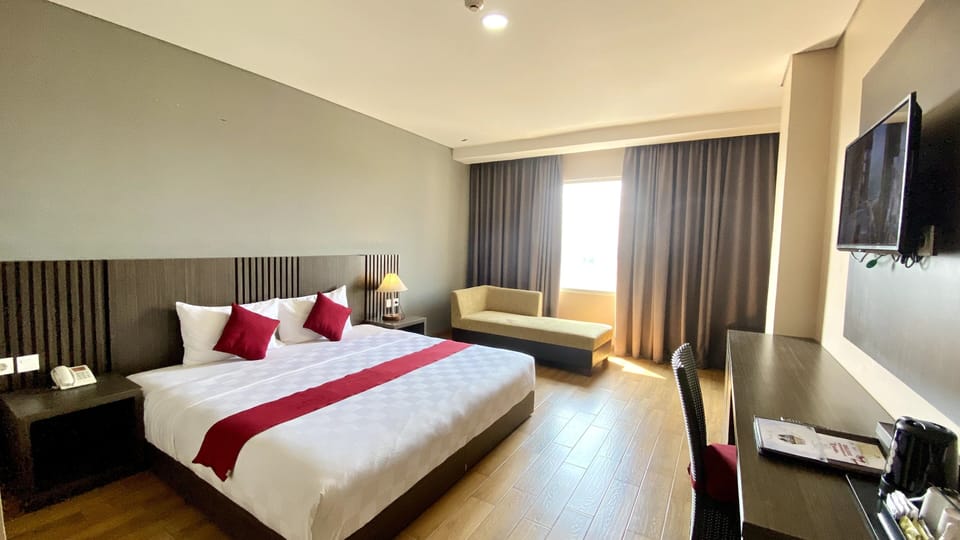Deluxe Double Room, 1 Bedroom, City View | In-room safe, desk, laptop workspace, soundproofing