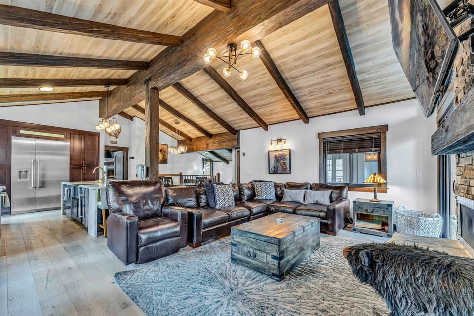 Living room 1: Upper floor, gas fireplace, Smart TV, access to deck with electric fireplace, central heating, no A/C