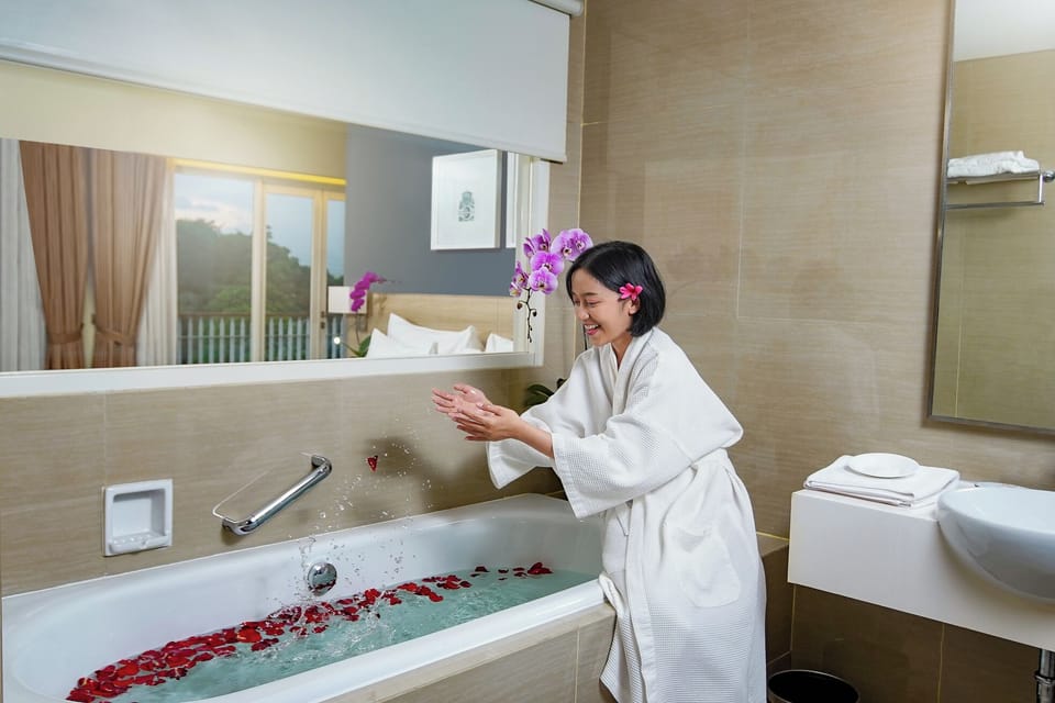 Combined shower/tub, free toiletries, hair dryer, bathrobes