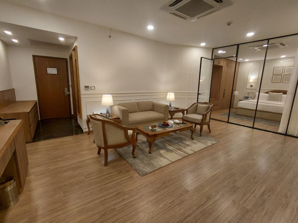 Business Suite | In-room safe, desk, laptop workspace, free WiFi