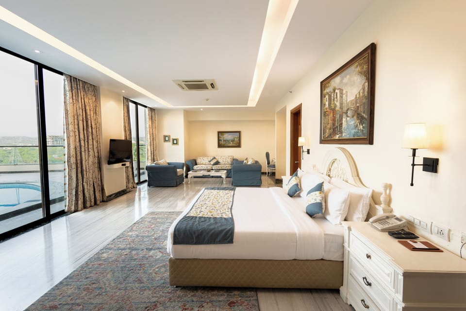 Suite, Mountain View | In-room safe, desk, laptop workspace, free WiFi