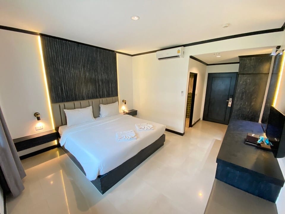 Deluxe Double Room Single Use | Desk, laptop workspace, blackout drapes, soundproofing