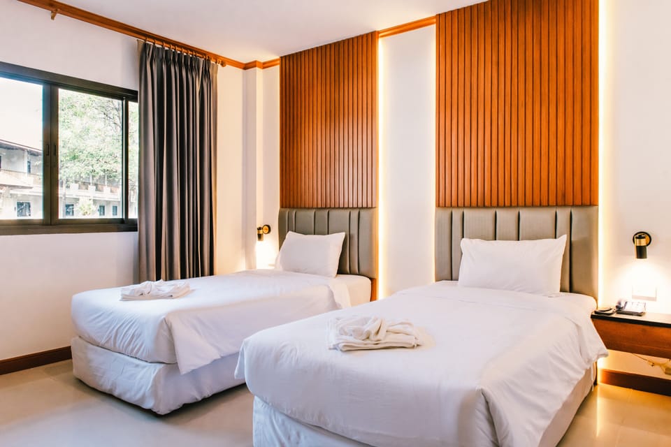 Deluxe Twin Room | Desk, laptop workspace, blackout drapes, soundproofing