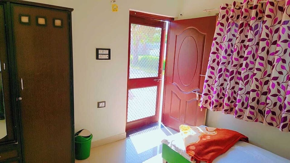 Deluxe Double or Twin Room, Garden View | Laptop workspace, iron/ironing board, free WiFi
