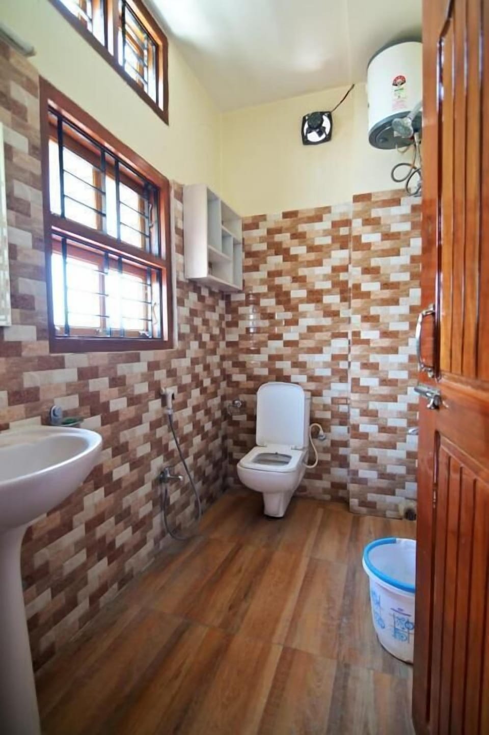 Shower, rainfall showerhead, free toiletries, towels