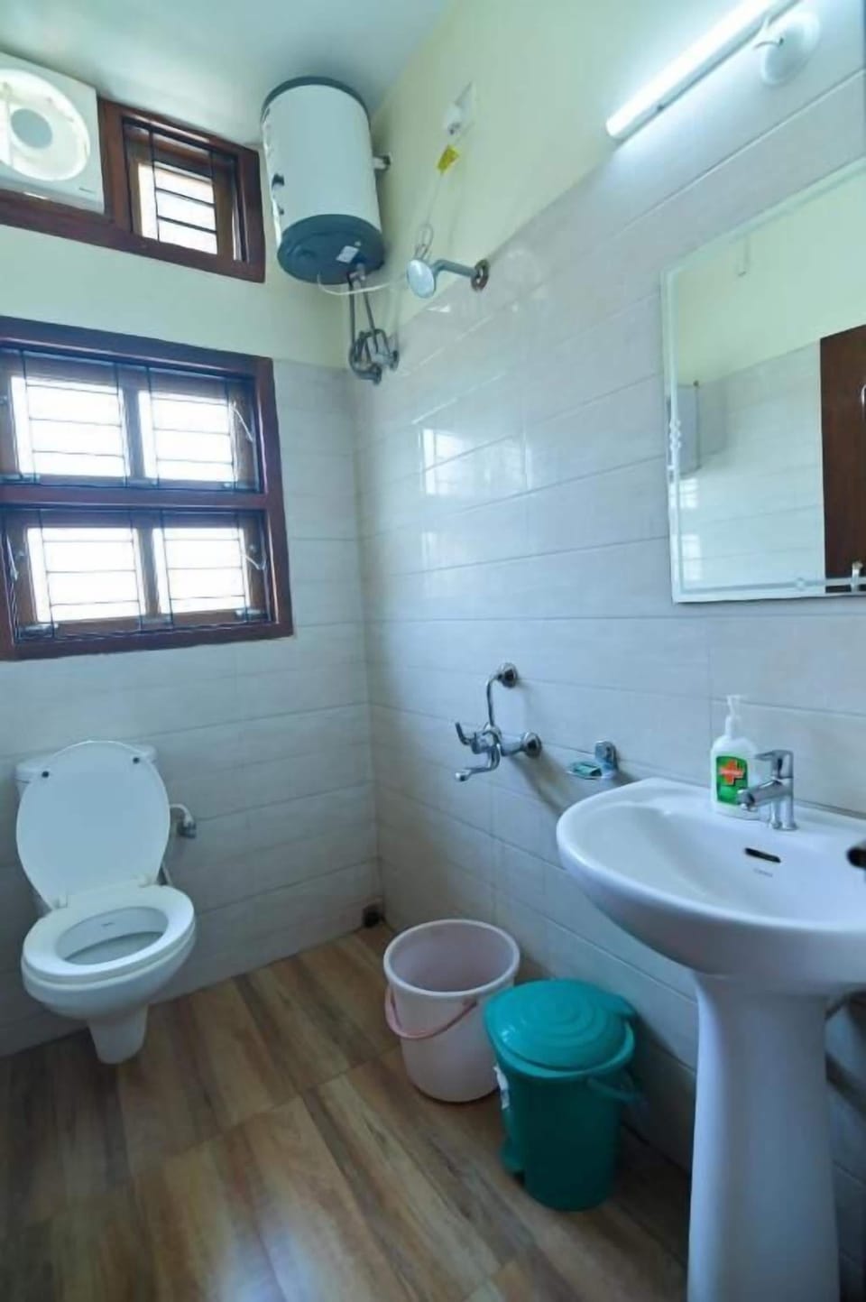 Shower, rainfall showerhead, free toiletries, towels