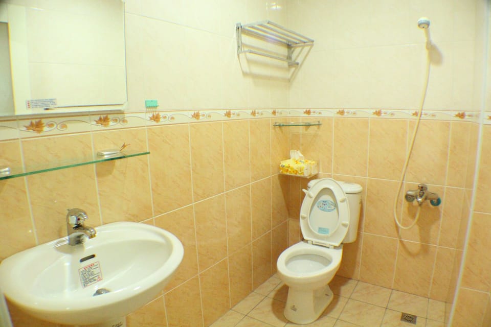 Family Quadruple Room | Bathroom | Shower, hair dryer, slippers, towels