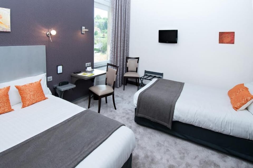 Family Quadruple Room | Desk, soundproofing, WiFi (free), bed sheets