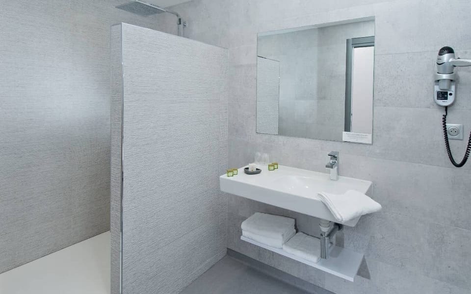 Shower, rainfall showerhead, free toiletries, towels