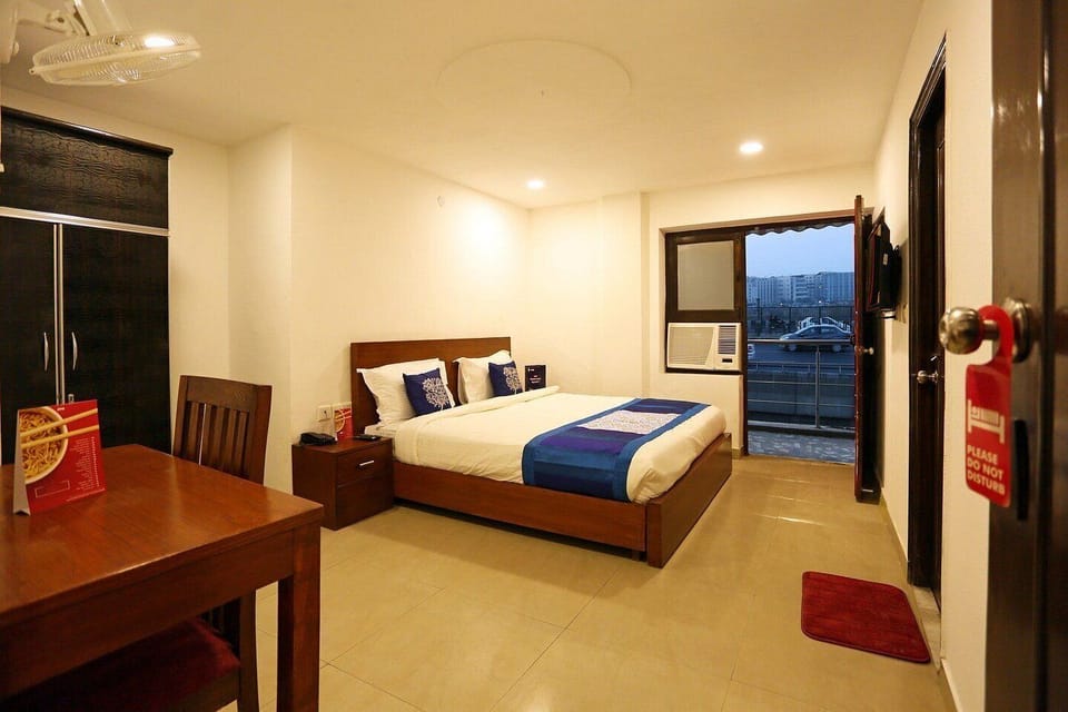 Desk, laptop workspace, free WiFi, bed sheets