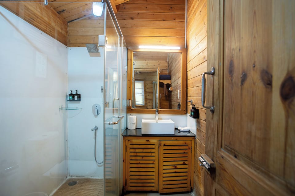 Garden View Chalet | Bathroom | Combined shower/tub, free toiletries, towels