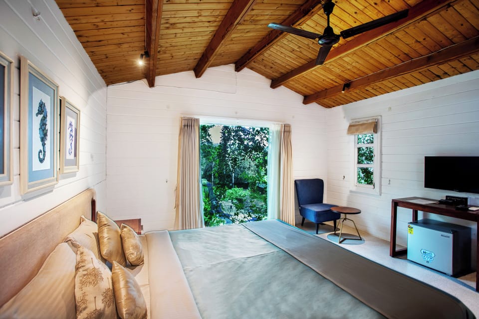 Garden View Chalet | Desk, iron/ironing board, rollaway beds (surcharge), bed sheets