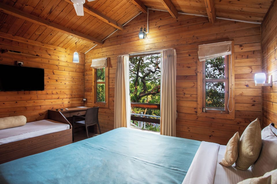 Garden View Chalet | Desk, iron/ironing board, rollaway beds (surcharge), bed sheets