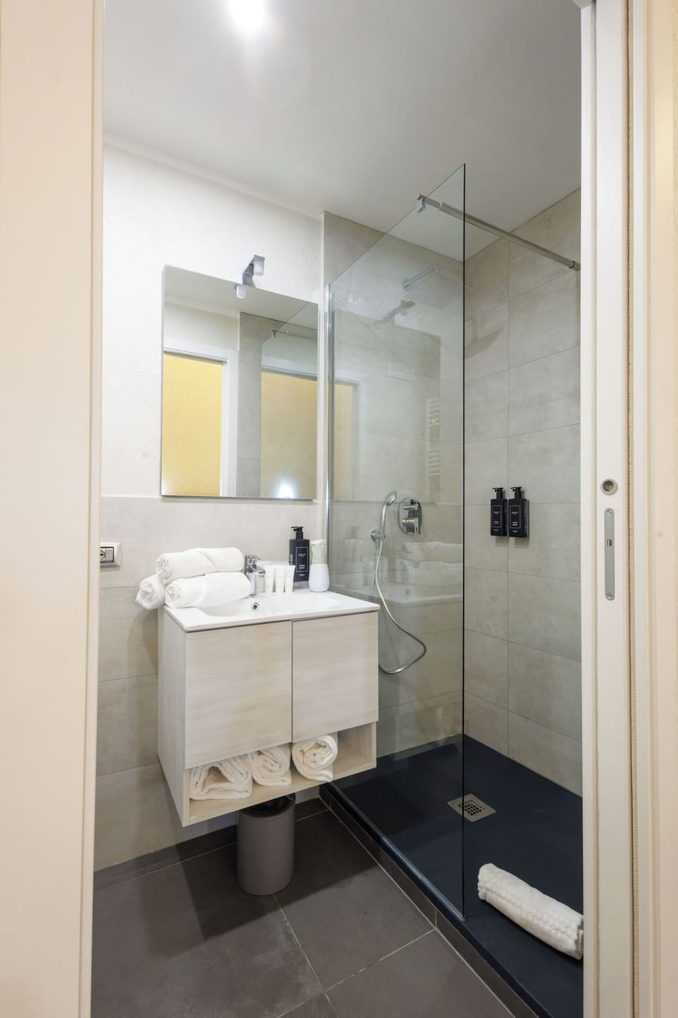 Classic Double Room | Bathroom | Shower, free toiletries, hair dryer, slippers