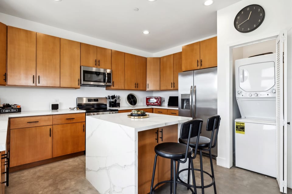 Full modern kitchen w/ stove, air fryer, fridge & laundry closet guests can use.