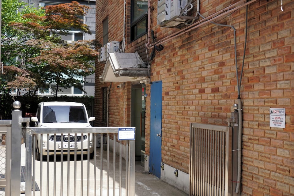 Please come inside this gate.