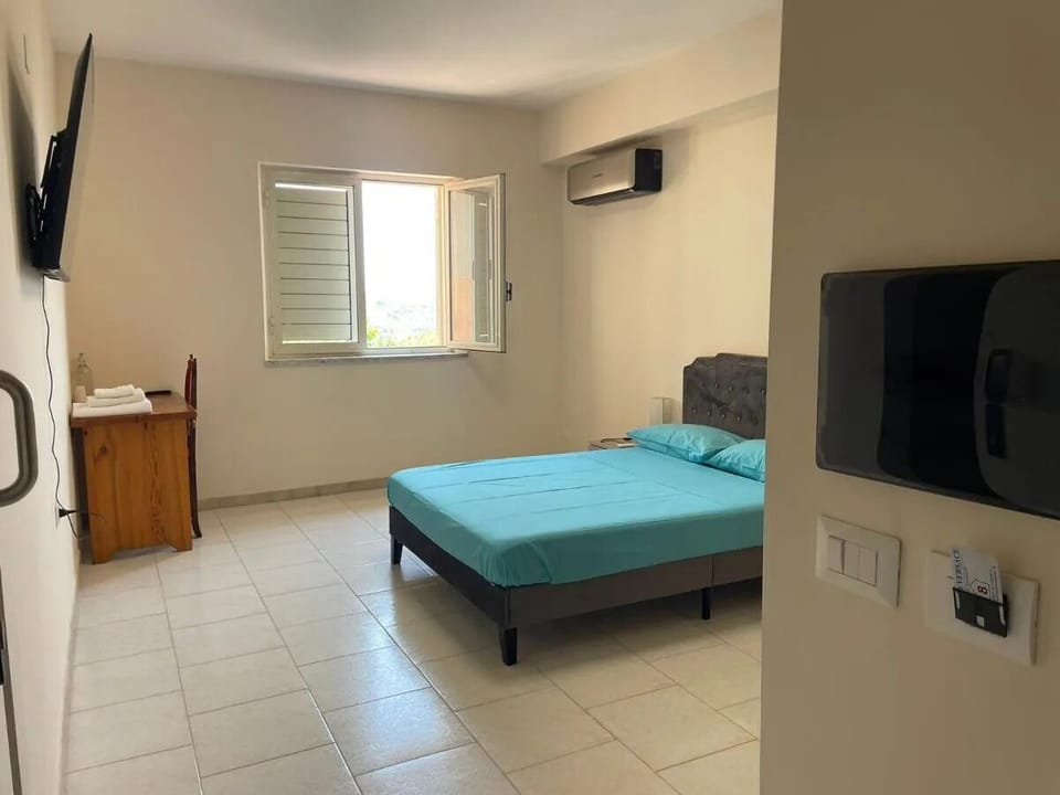 In-room safe, desk, WiFi (free)