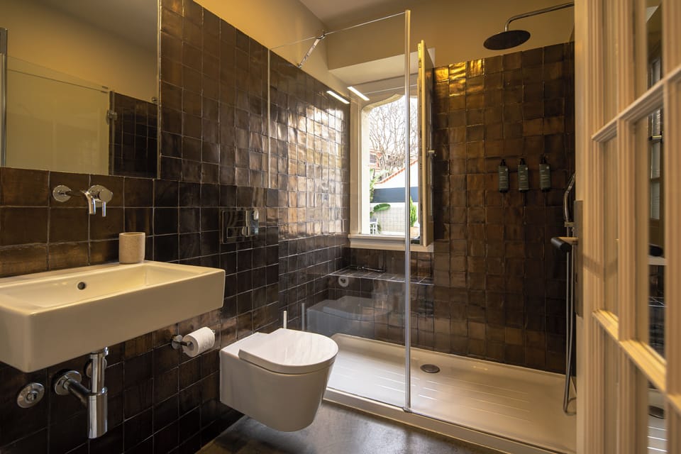 Classic Double or Twin Room | Bathroom | Shower, free toiletries, hair dryer, towels