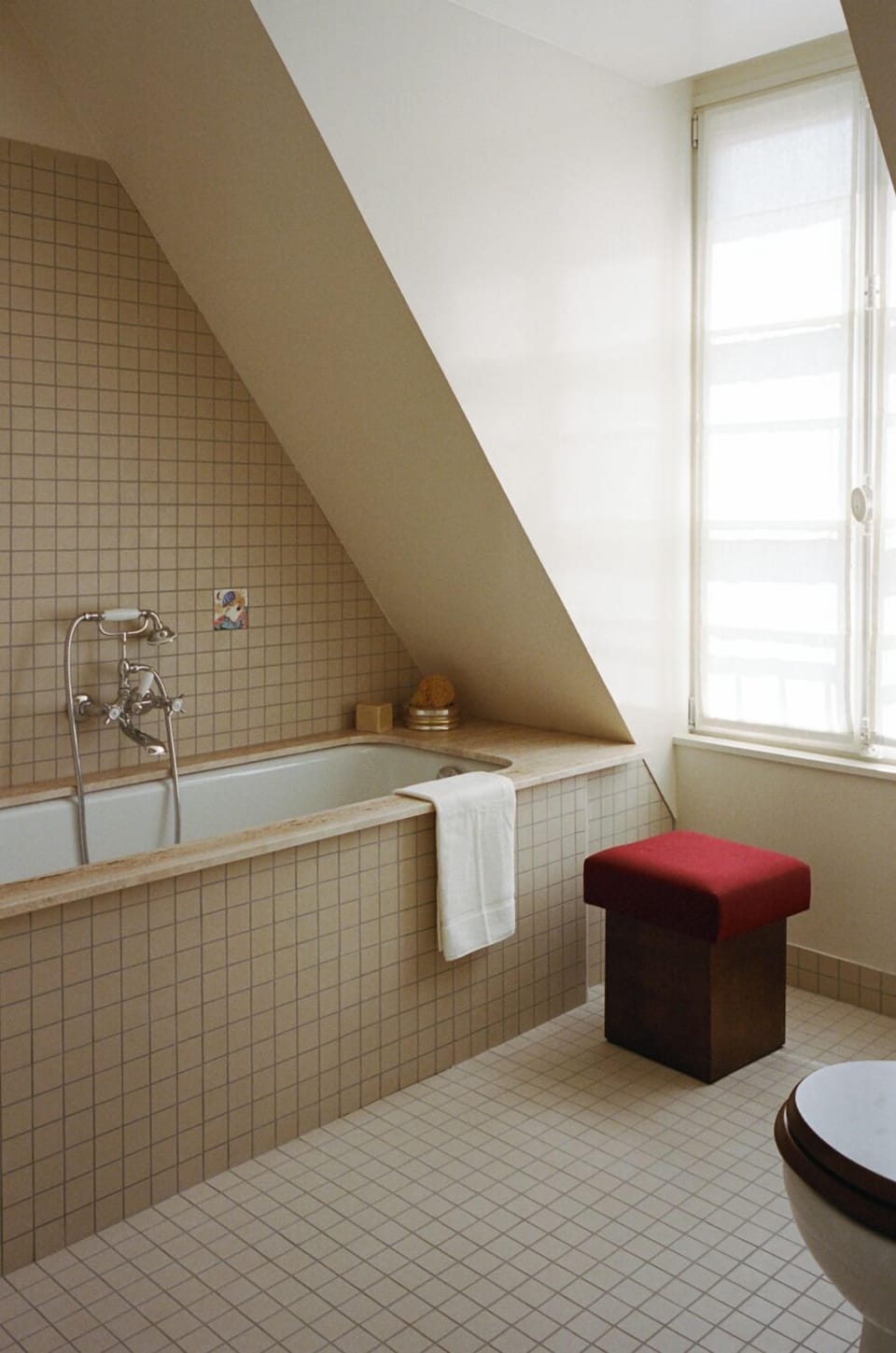 Deluxe Room - Top Floor | Bathroom | Free toiletries, hair dryer, bathrobes, slippers