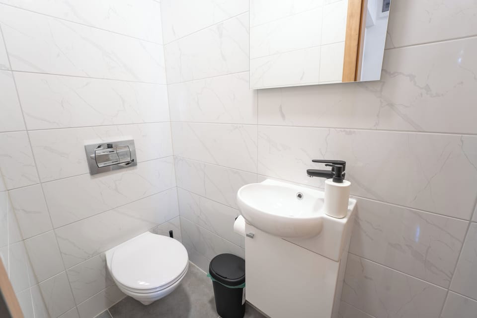 Comfort Apartment, 2 Bedrooms, Balcony | Bathroom | Shower, hair dryer, towels