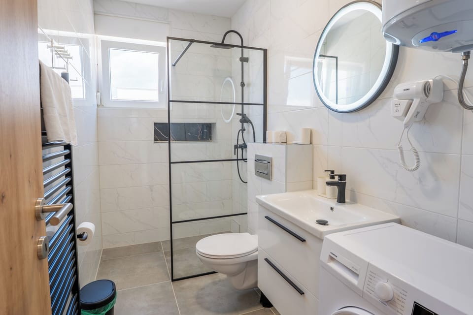 Comfort Apartment, 2 Bedrooms, Balcony | Bathroom | Shower, hair dryer, towels