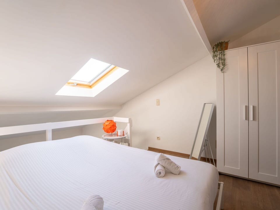 Furniture, Interior Design, Bedroom, Bed, Floor, Bedding, Wood, Bed Sheet, Flooring, Ceiling