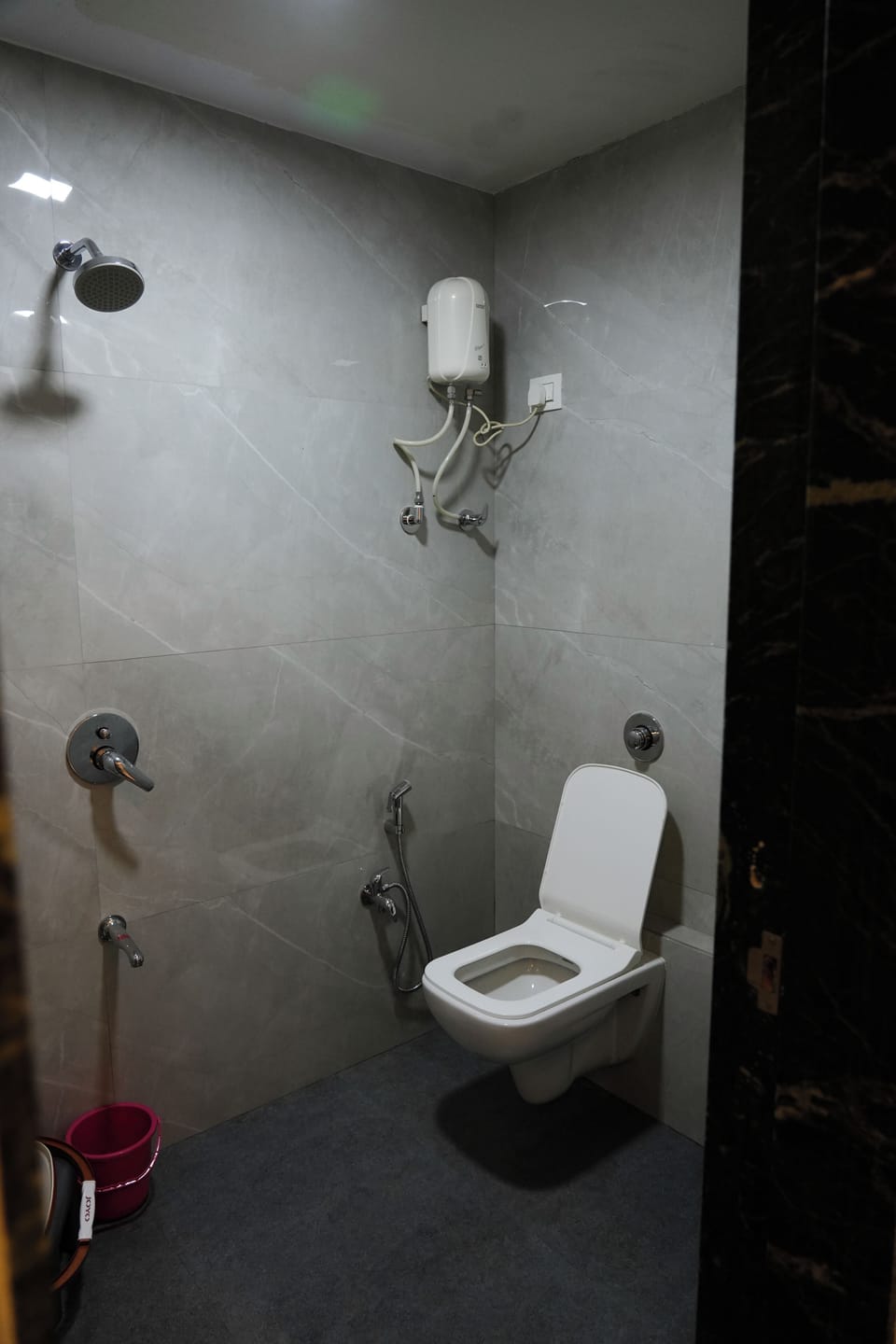 Deluxe Double or Twin Room | Bathroom | Shower, free toiletries, towels, soap