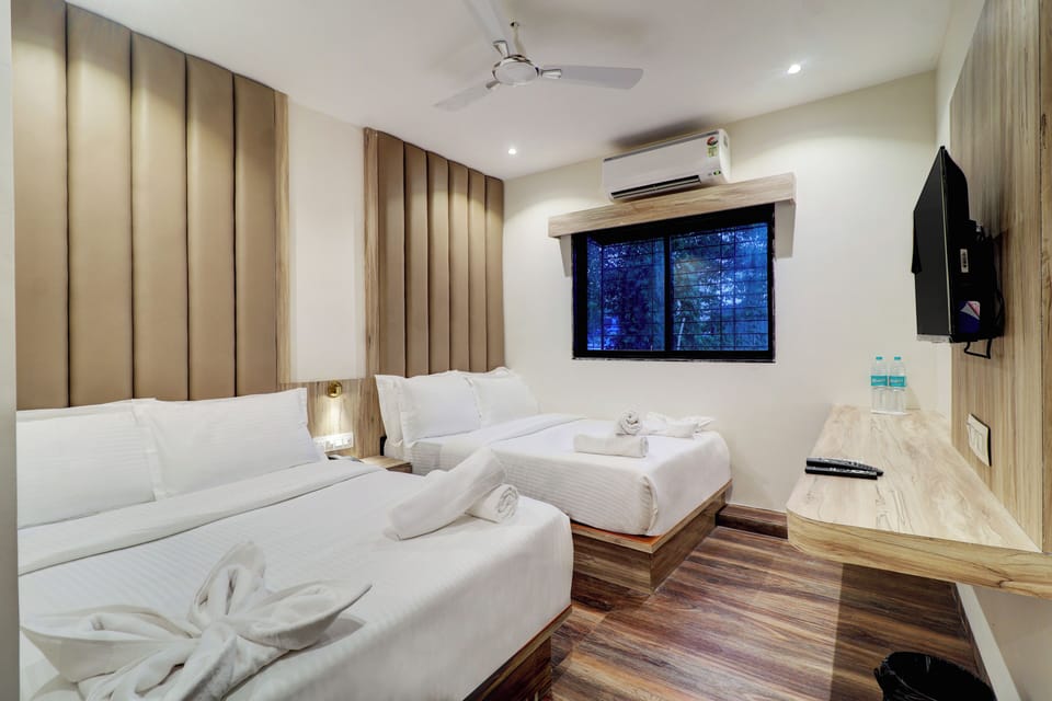 Family Double Room | Laptop workspace, soundproofing, free WiFi