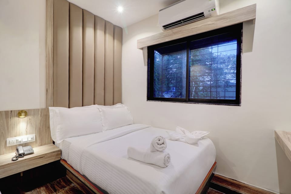 Deluxe Triple Room | Laptop workspace, soundproofing, free WiFi