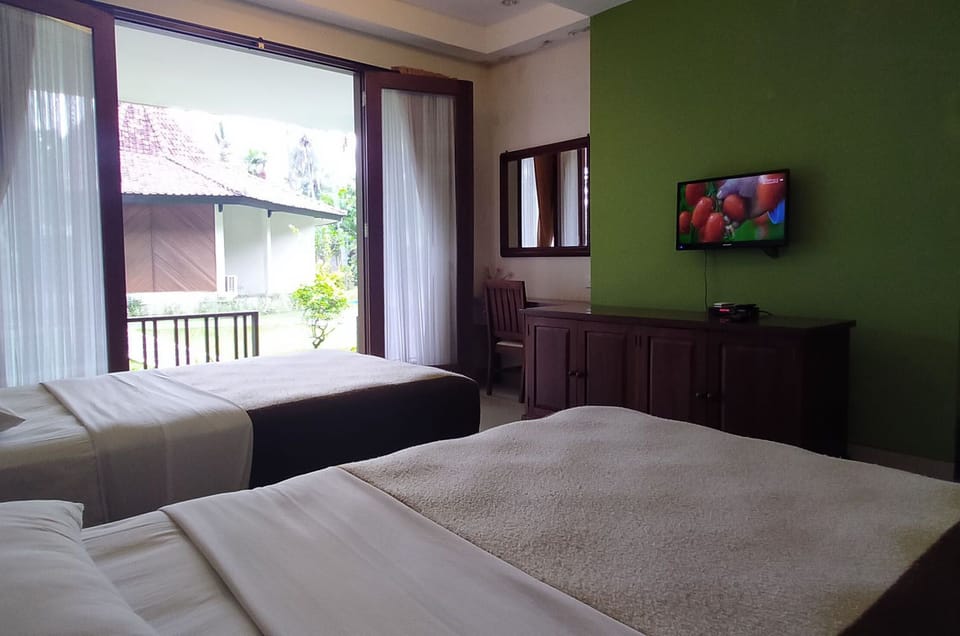 Deluxe Twin Room, 2 Twin Beds, Balcony, Partial Sea View | Soundproofing, WiFi (free)