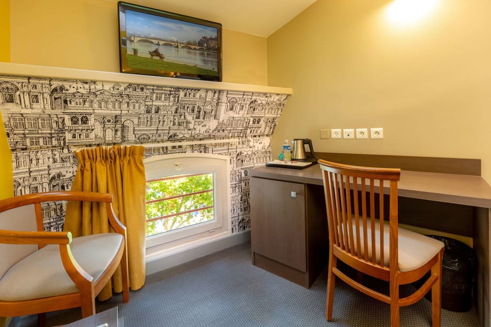Standard Room, 1 Double Bed | Minibar, desk, blackout drapes, soundproofing