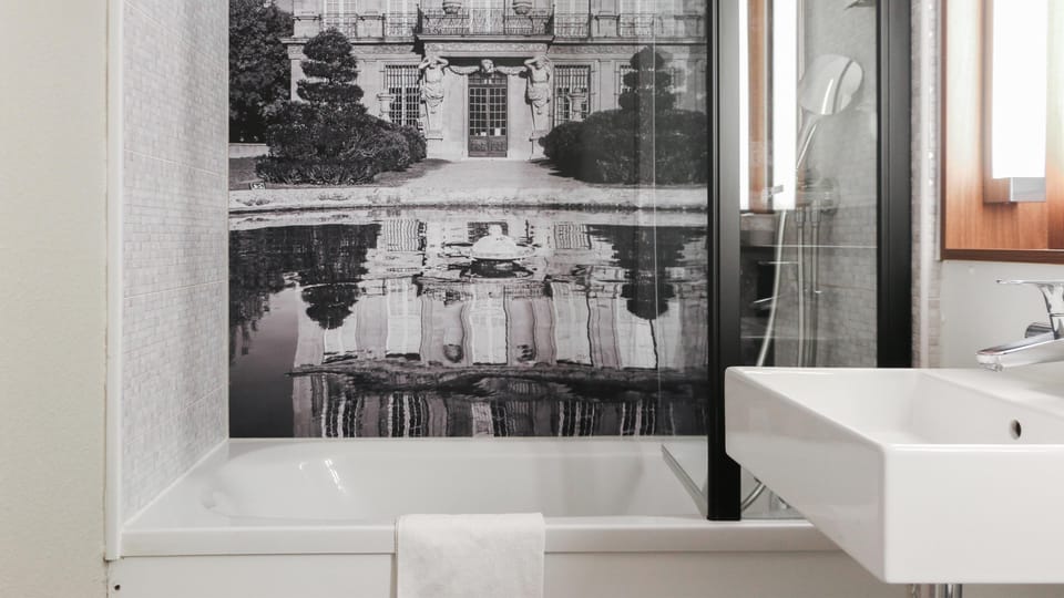 Combined shower/tub, eco-friendly toiletries, hair dryer, towels