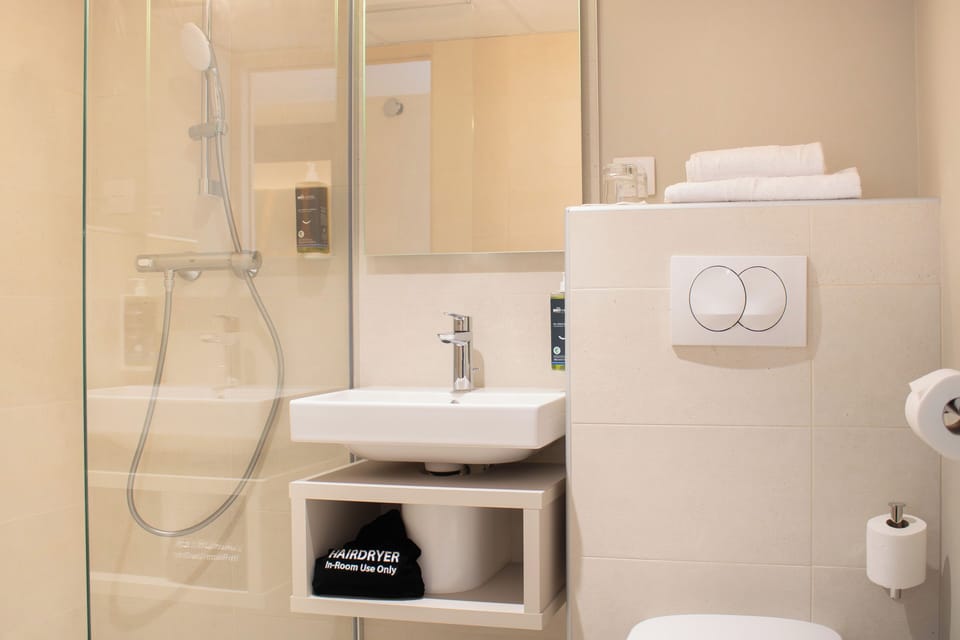 Deep soaking tub, hair dryer, towels