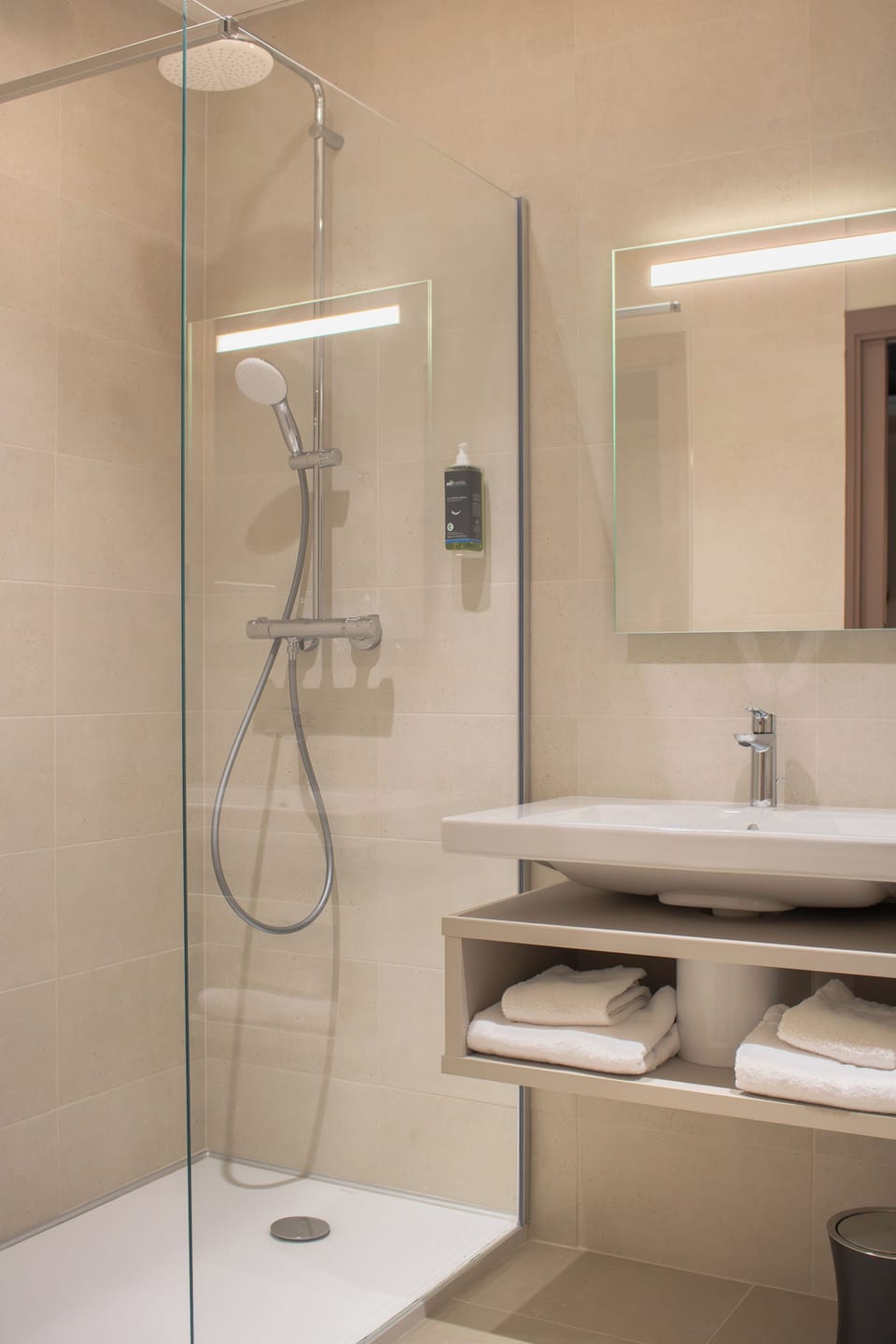 Deep soaking tub, hair dryer, towels