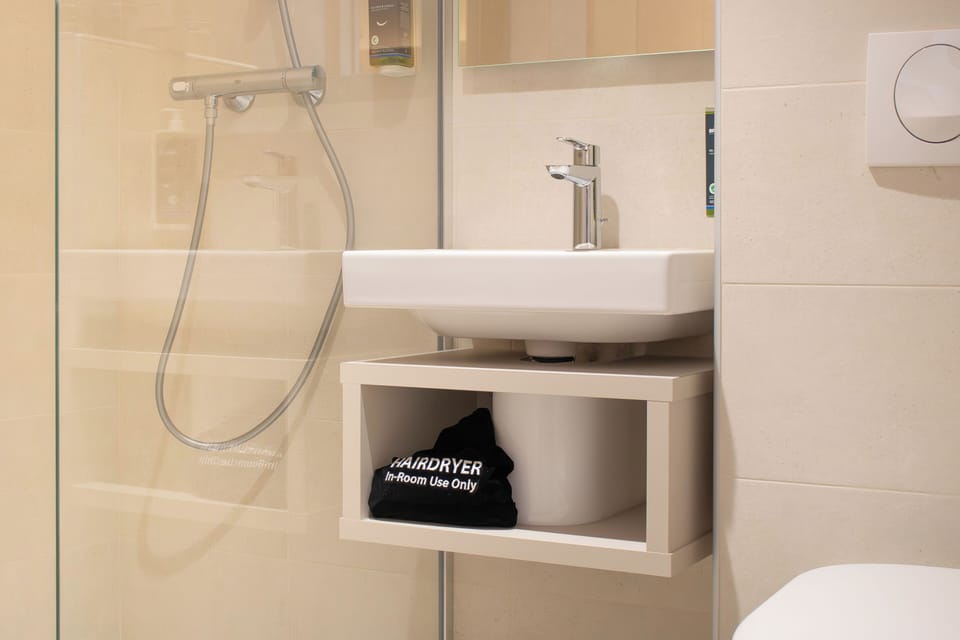 Deep soaking tub, hair dryer, towels