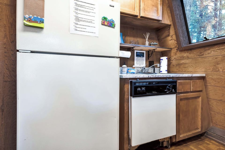 Cabin, Multiple Beds, Patio, Mountain View (Truckee Cabin Getaway) | Private kitchen | Fridge, microwave, coffee/tea maker