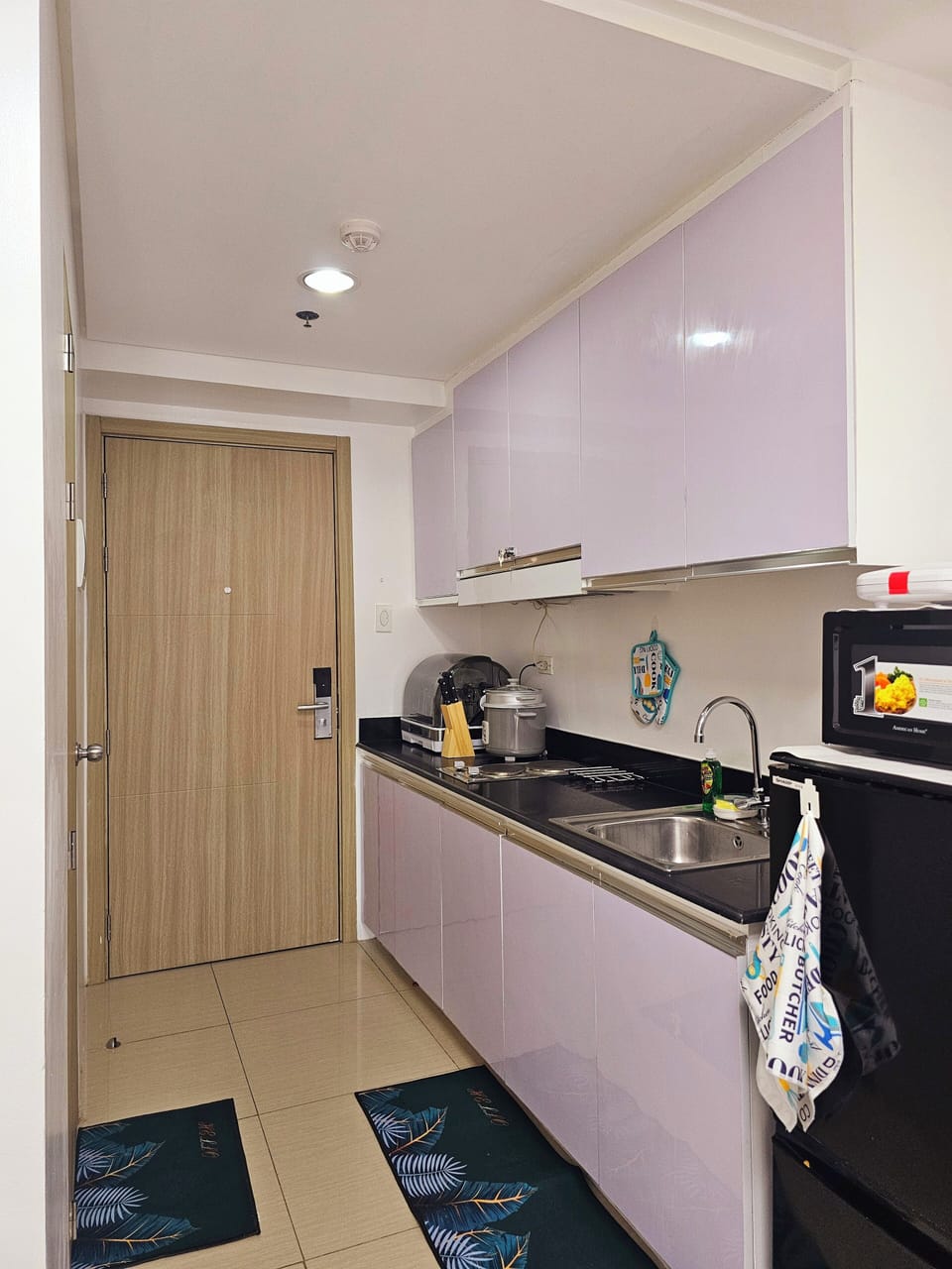 Standard Condo, 1 Bedroom, Balcony, Pool View | Private kitchen | Electric kettle