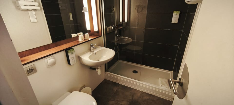 Combined shower/tub, eco-friendly toiletries, hair dryer, towels