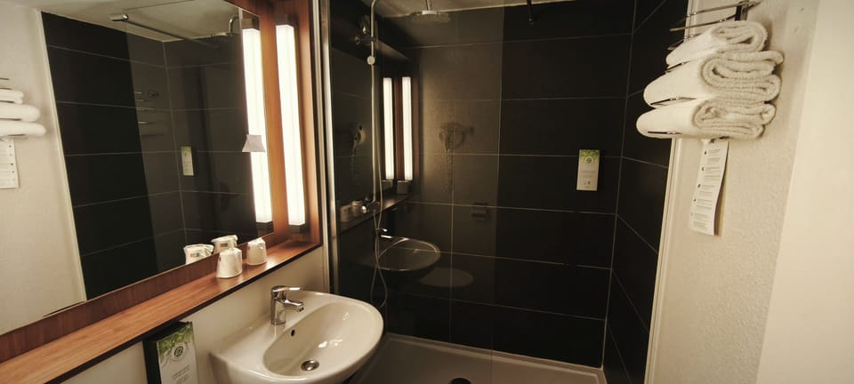 Combined shower/tub, eco-friendly toiletries, hair dryer, towels