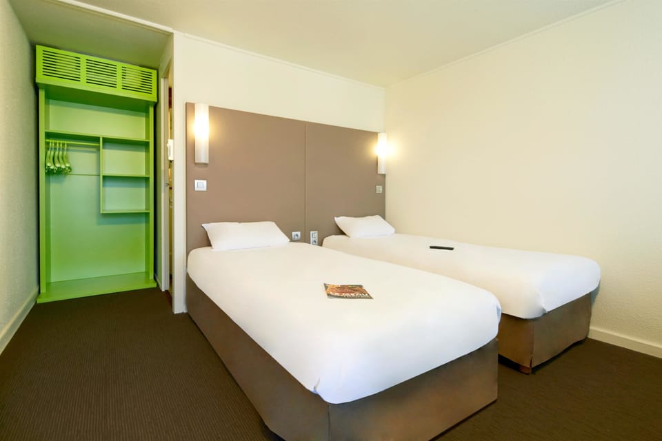 Standard Room, 2 Twin Beds | Premium bedding, desk, blackout drapes, iron/ironing board