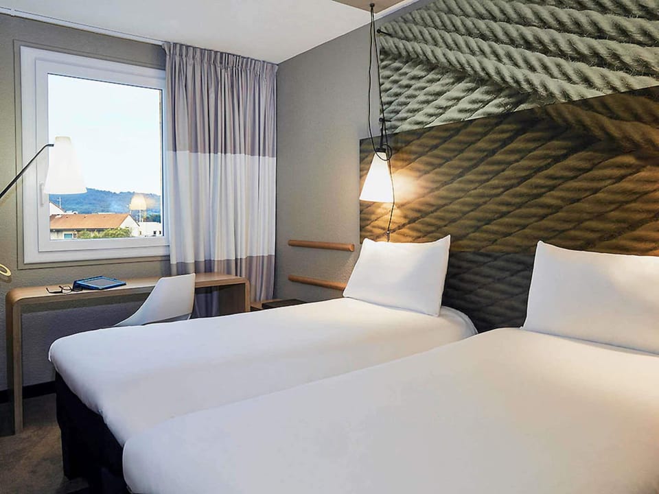 Premium bedding, in-room safe, desk, laptop workspace