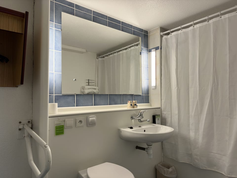 Standard Room, 1 Double Bed | Bathroom | Combined shower/tub, eco-friendly toiletries, hair dryer, towels
