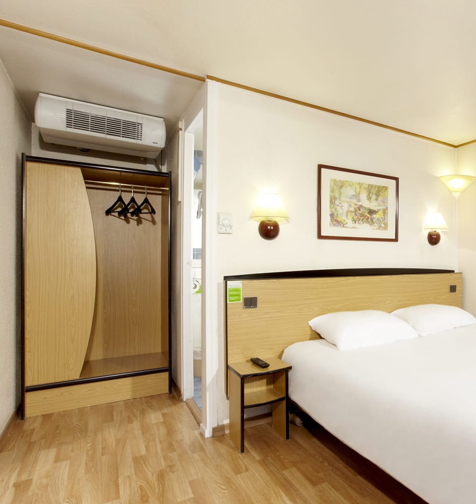 Standard Room, 1 Double Bed | Desk, blackout drapes, iron/ironing board, free WiFi