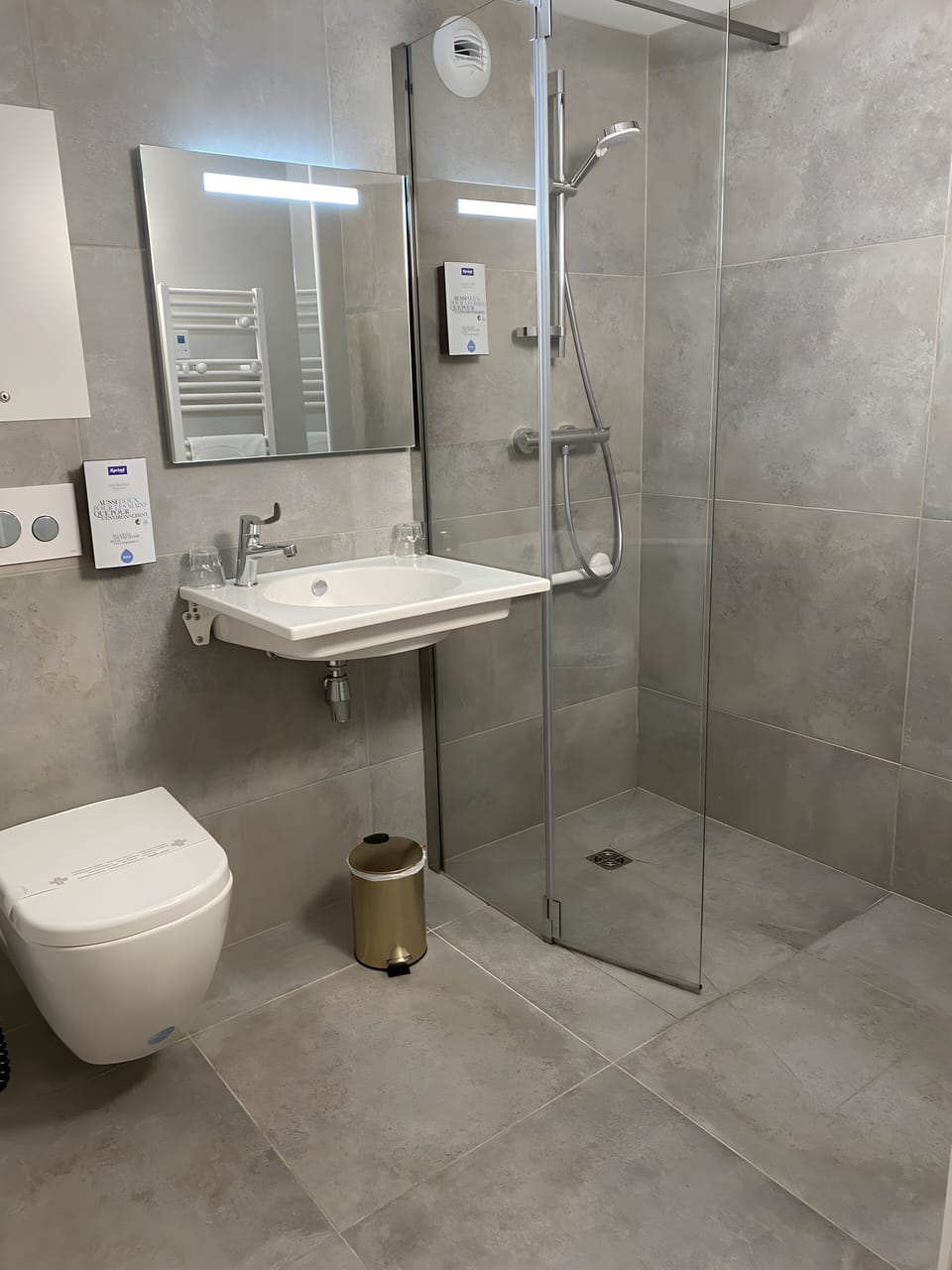Deep soaking tub, free toiletries, hair dryer, towels