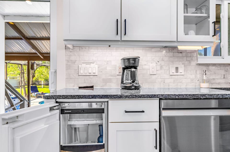 Kitchen - Free standing ice maker for endless chilled drinks by the pool