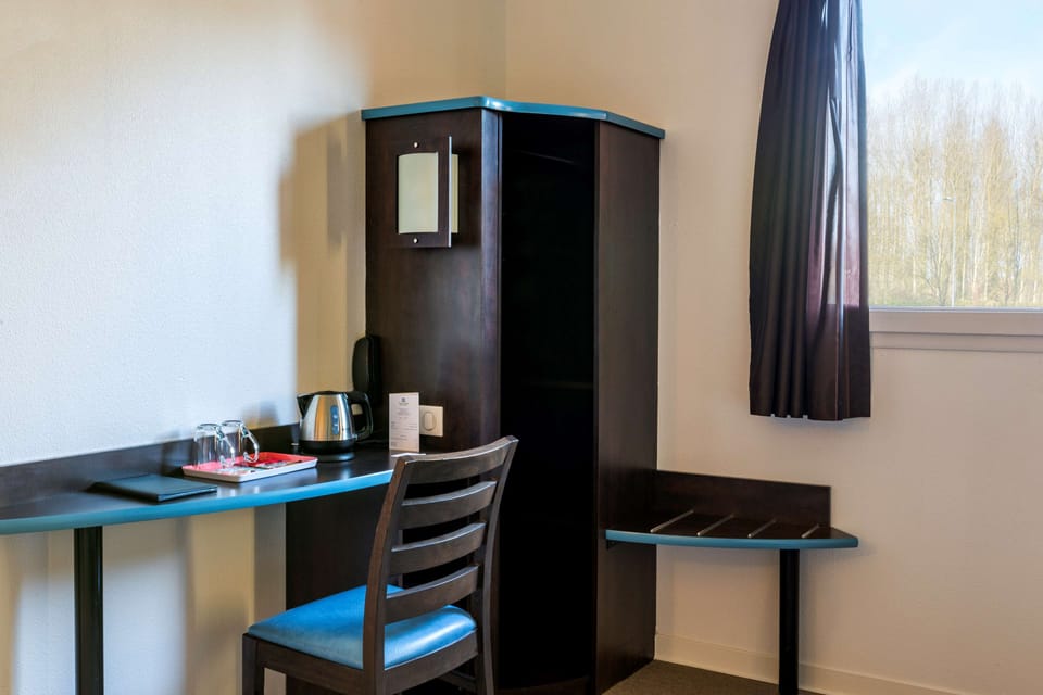 Desk, soundproofing, iron/ironing board, free WiFi