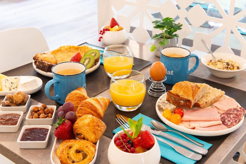 Daily buffet breakfast for a fee