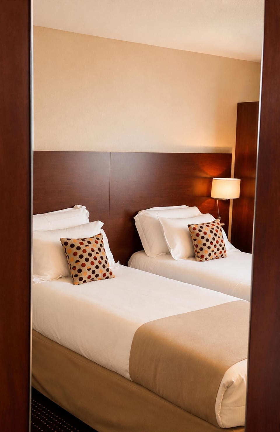 Standard Room, 2 Twin Beds | Desk, soundproofing, WiFi (free), bed sheets