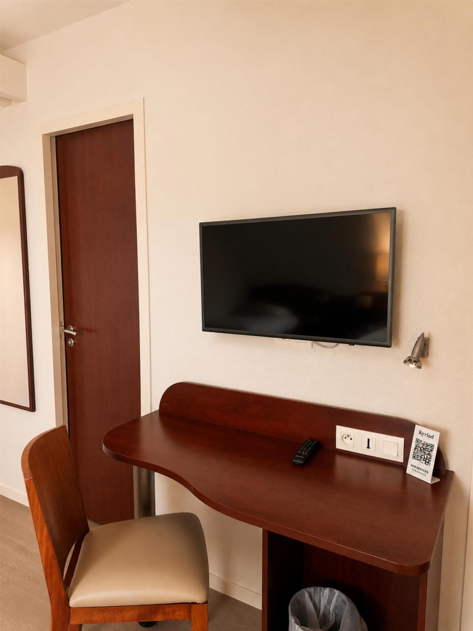 Desk, soundproofing, WiFi (free), bed sheets
