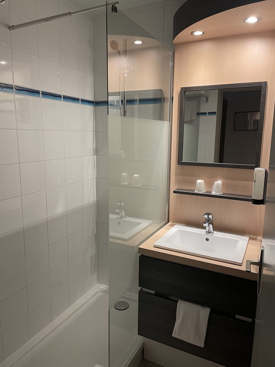 Chambre Twin | Bathroom | Hair dryer, towels